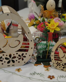 Drewniany koszyczek wielkanocny kurka